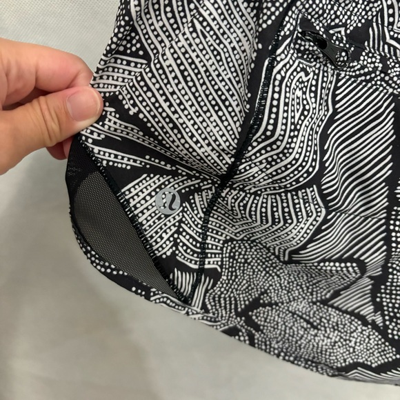 Lululemon Athletica Size 6 2.5 inch inseam - Picture 4 of 4